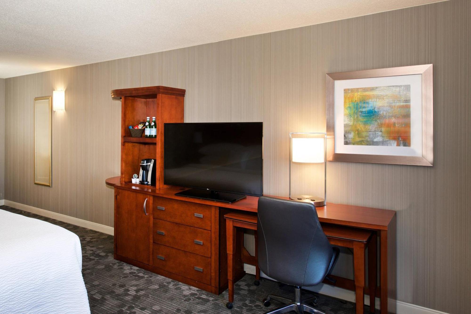 Courtyard By Marriott Boston Billerica Bedford Hotel Exterior photo
